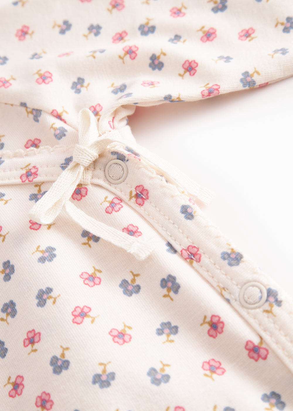 Langärmet heldragt med slå-om-lukning og blomstermønster til nyfødte

Translation: Fleece jacket with zip and flower pattern for newborns