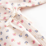 Langärmet heldragt med slå-om-lukning og blomstermønster til nyfødte

Translation: Fleece jacket with zip and flower pattern for newborns