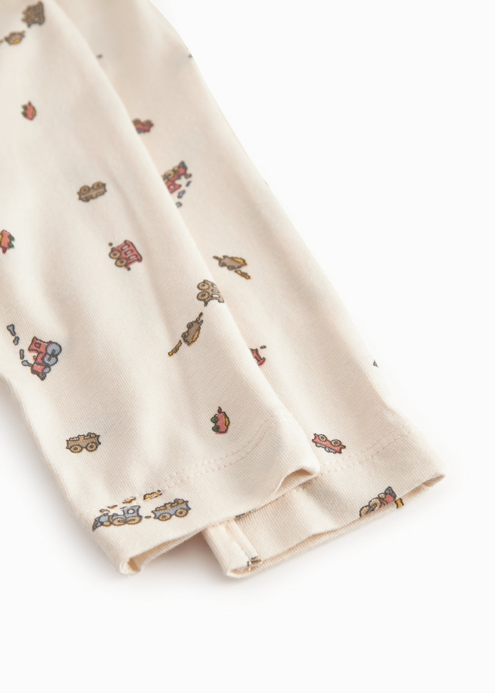 Baby pants with a tow print for the newborns