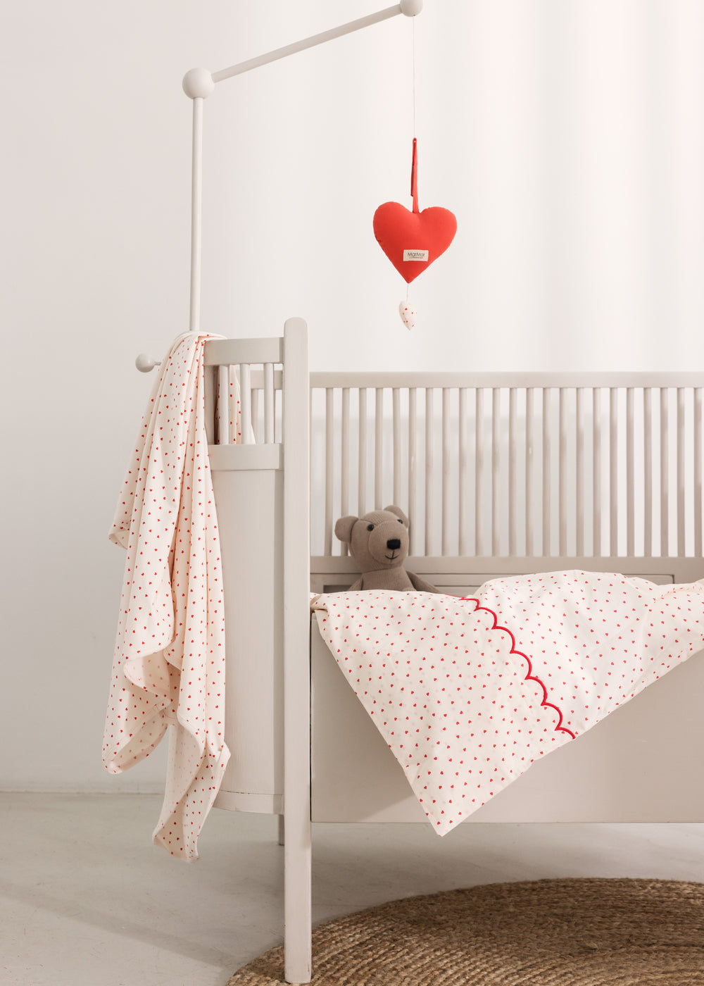 Tremmeseng with baby clothes and hearts and heart decorations.