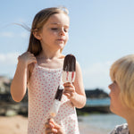 Wearing a sleeveless dress with a fine heart print.