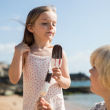 Wearing a sleeveless dress with a fine heart print.