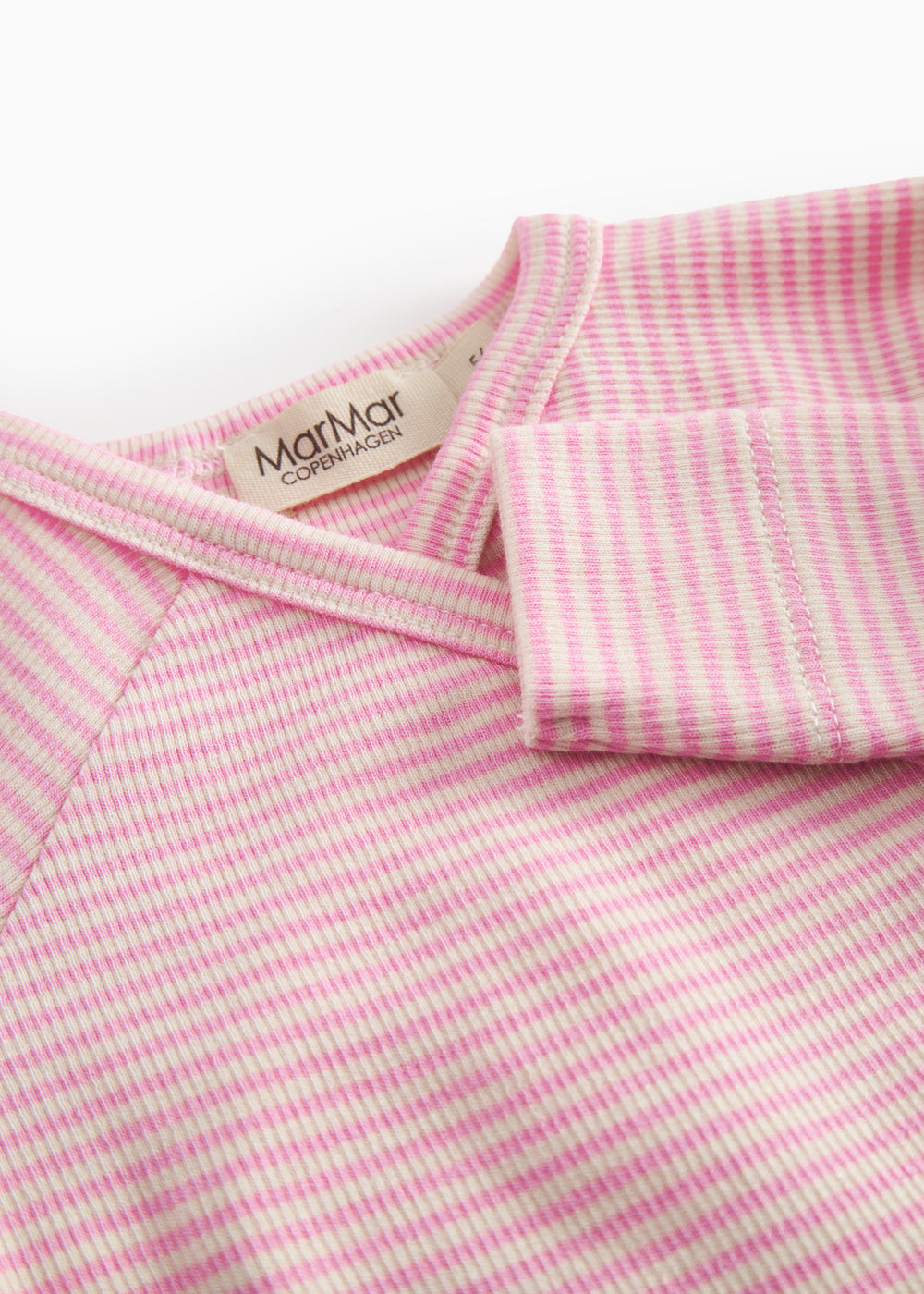 Langærmet baby bodystocking with red stripes and a snap closure