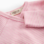 Langærmet baby bodystocking with red stripes and a snap closure