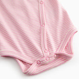 Langærmet baby bodystocking with red stripes and a snap closure