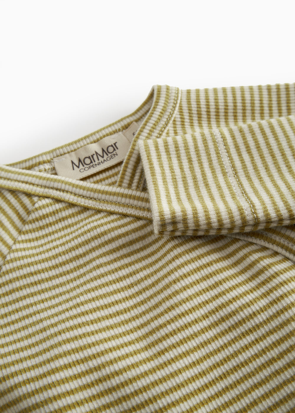 Langärmet baby bodystocking with green stripes and snap closure