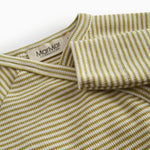 Langärmet baby bodystocking with green stripes and snap closure