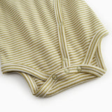 Langärmet baby bodystocking with green stripes and snap closure