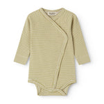 Langärmet baby bodystocking with green stripes and snap closure