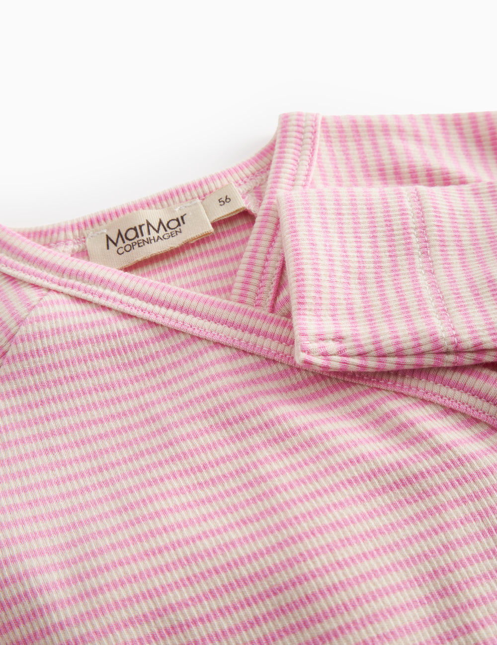 Langærmet baby heldragt with lyserøde striber and slå-om-lukning

Translation:
Long-sleeved baby onesie with bright red stripes and a flip-over closure