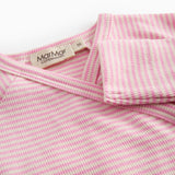 Langærmet baby heldragt with lyserøde striber and slå-om-lukning

Translation:
Long-sleeved baby onesie with bright red stripes and a flip-over closure