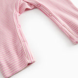 Langærmet baby heldragt with lyserøde striber and slå-om-lukning

Translation:
Long-sleeved baby onesie with bright red stripes and a flip-over closure