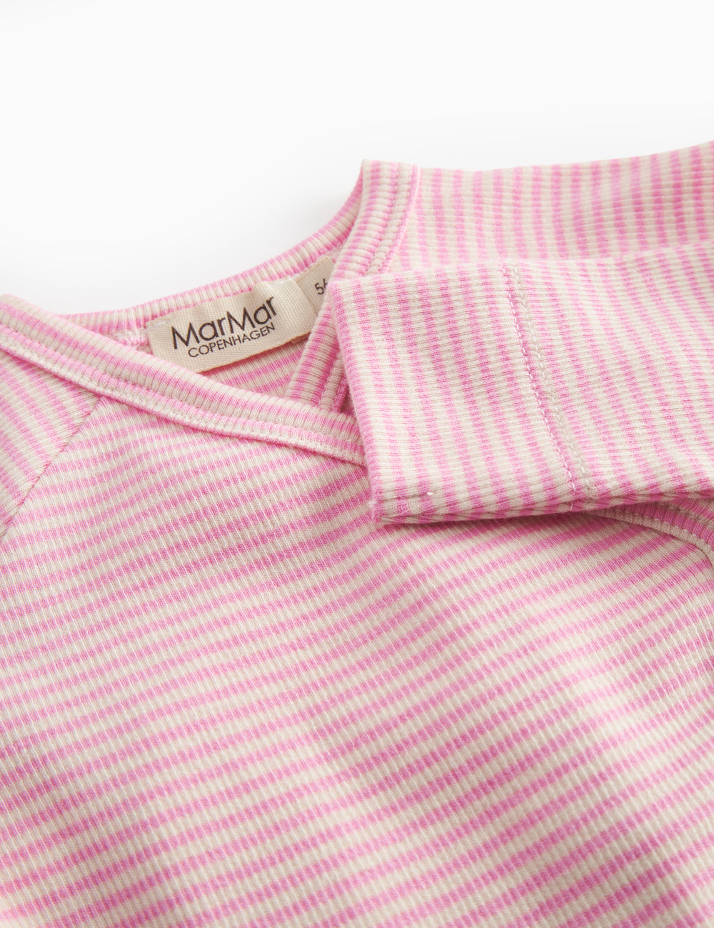 Langärmet baby heldragt med fødder og lyserøde striber

Translation: Long-sleeved baby onesie with feet and bright red stripes