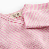 Langärmet baby heldragt med fødder og lyserøde striber

Translation: Long-sleeved baby onesie with feet and bright red stripes