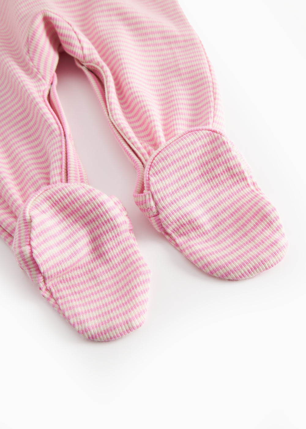 Langärmet baby heldragt med fødder og lyserøde striber

Translation: Long-sleeved baby onesie with feet and bright red stripes