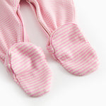 Langärmet baby heldragt med fødder og lyserøde striber

Translation: Long-sleeved baby onesie with feet and bright red stripes