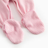 Langärmet baby heldragt med fødder og lyserøde striber

Translation: Long-sleeved baby onesie with feet and bright red stripes