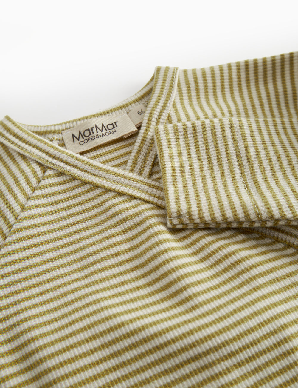 Langærmet baby heldragt med fødder og grønne striber

Translation: Long-sleeved baby outfit with feet and green stripes