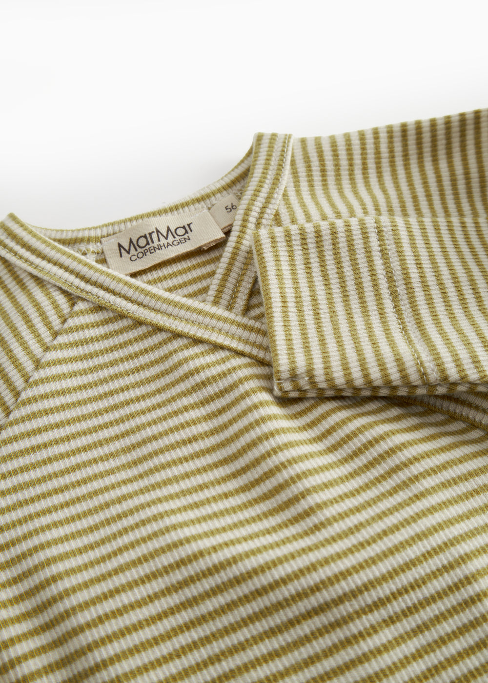 Langærmet baby heldragt med fødder og grønne striber

Translation: Long-sleeved baby outfit with feet and green stripes