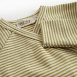 Langærmet baby heldragt med fødder og grønne striber

Translation: Long-sleeved baby outfit with feet and green stripes