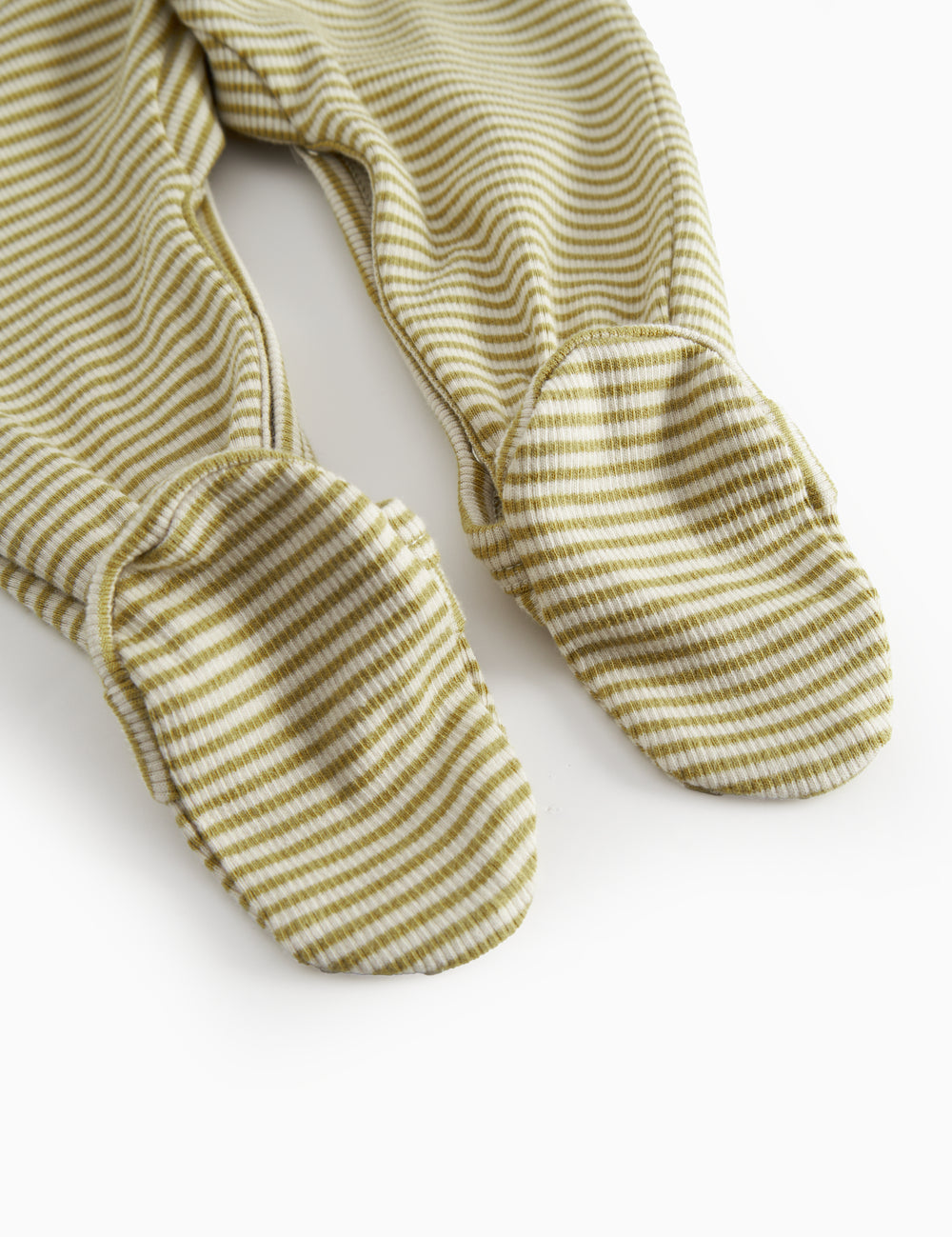 Langærmet baby heldragt med fødder og grønne striber

Translation: Long-sleeved baby outfit with feet and green stripes