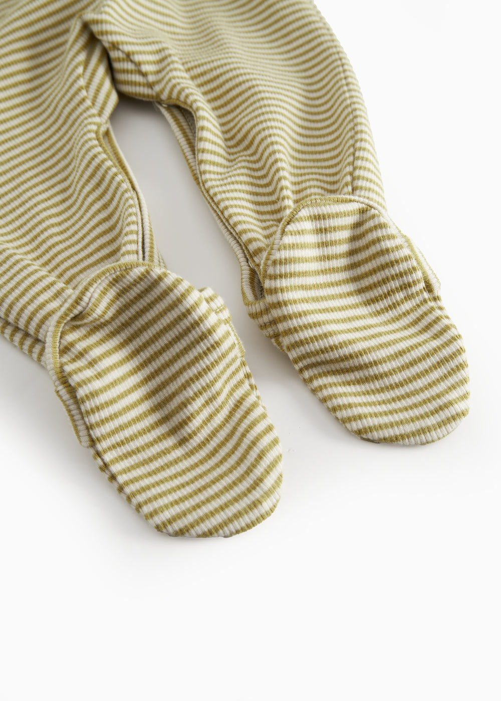 Langærmet baby heldragt med fødder og grønne striber

Translation: Long-sleeved baby outfit with feet and green stripes