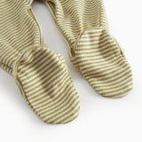 Langærmet baby heldragt med fødder og grønne striber

Translation: Long-sleeved baby outfit with feet and green stripes