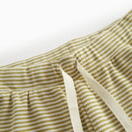 Børnehorts med grønne striber, bred elastik samt bindebånd 