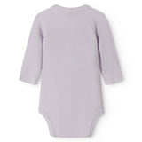 Langærmet lys lilla bodystocking til nyfødte med slå-om-lukning