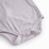 Langærmet lys lilla bodystocking til nyfødte med slå-om-lukning