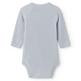 Langærmet lyseblå bodystocking til nyfødte med slå-om-lukning
