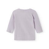 Langærmet lys lilla bluse til nyfødte med slå-om-lukning