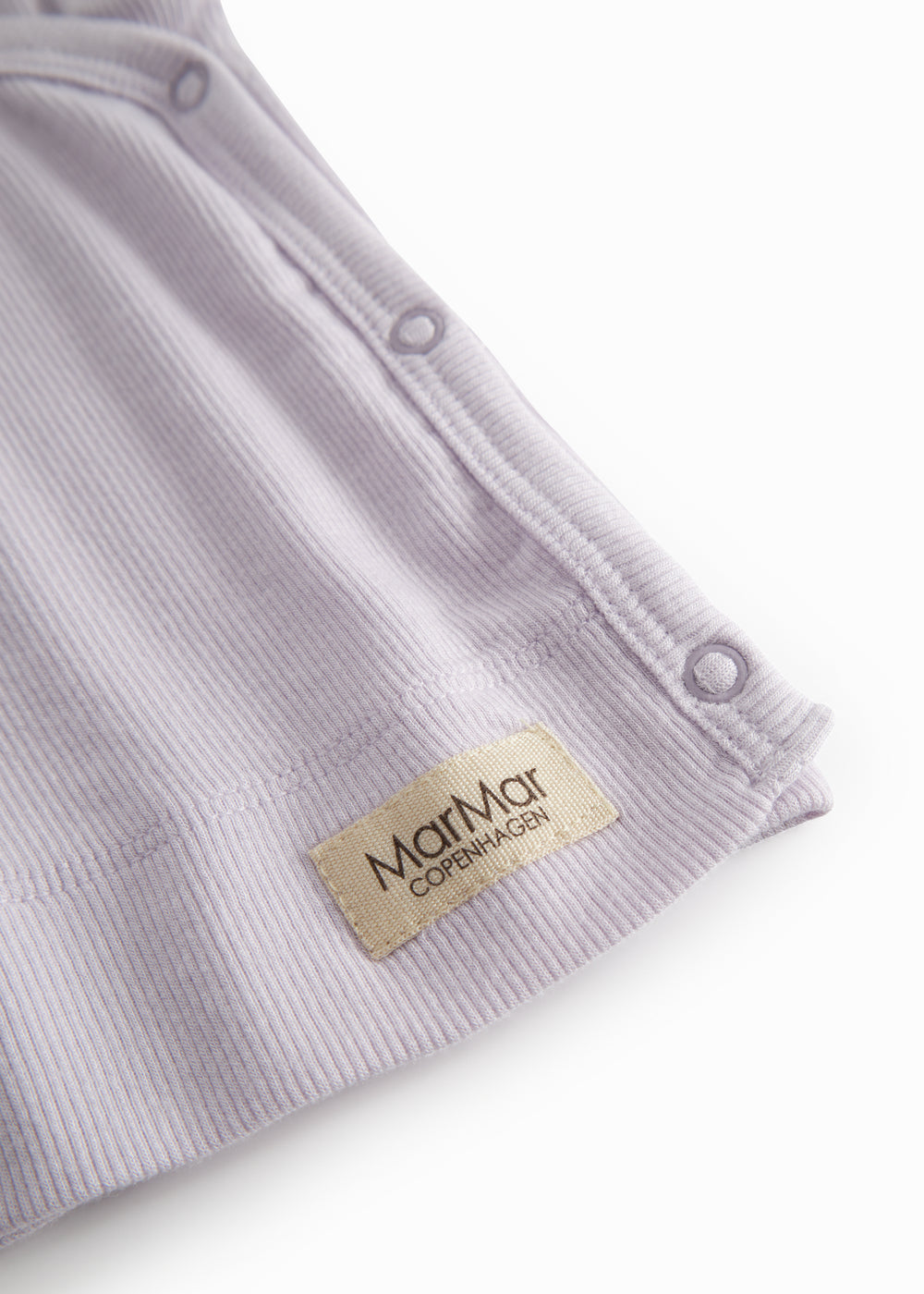 Langærmet lys lilla bluse til nyfødte med slå-om-lukning