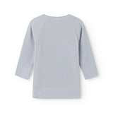 Langærmet lyseblå bluse til nyfødte med slå-om-lukning