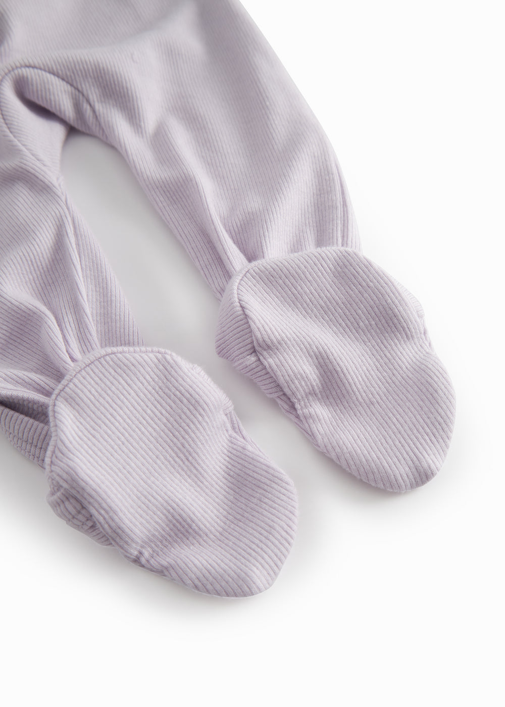 Langærmet lys lilla baby heldragt med fødder