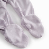 Langærmet lys lilla baby heldragt med fødder