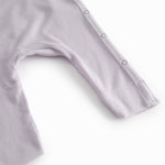 Lys lilla langærmet heldragt med slå-om-lukning til nyfødte