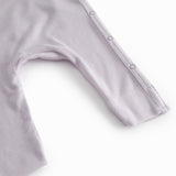 Lys lilla langærmet heldragt med slå-om-lukning til nyfødte