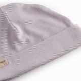 Lys lilla hue til nyfødt med kant der kan foldes ned eller op