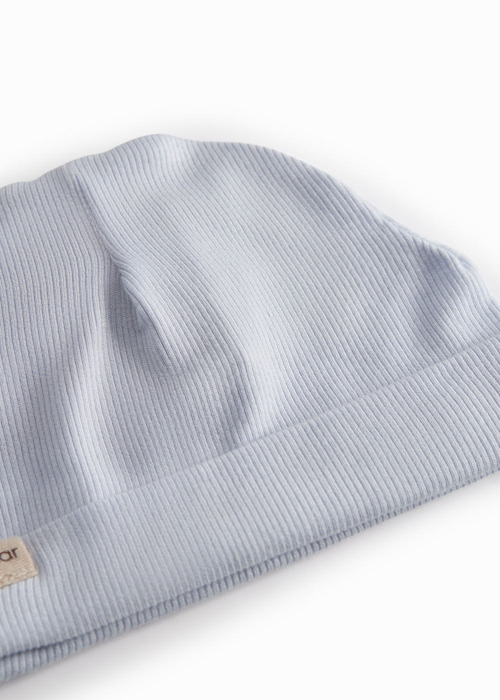 Lyseblå hue til nyfødt med kant der kan foldes ned eller op