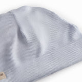 Lyseblå hue til nyfødt med kant der kan foldes ned eller op