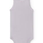 Lys lilla baby bodystocking med stropper og picotkanter.