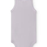 Lys lilla baby bodystocking med stropper og picotkanter.