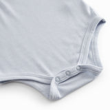 Langærmet lyseblå baby bodystocking med stolpe knaplukning foran