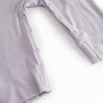 Lys lilla baby heldragt med en lang stolpe knaplukning