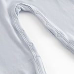 Lysebå baby heldragt med en lang stolpe knaplukning