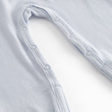 Lysebå baby heldragt med en lang stolpe knaplukning