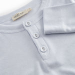 Langærmet lyseblå t-shirt til børn med stolpe knaplukning