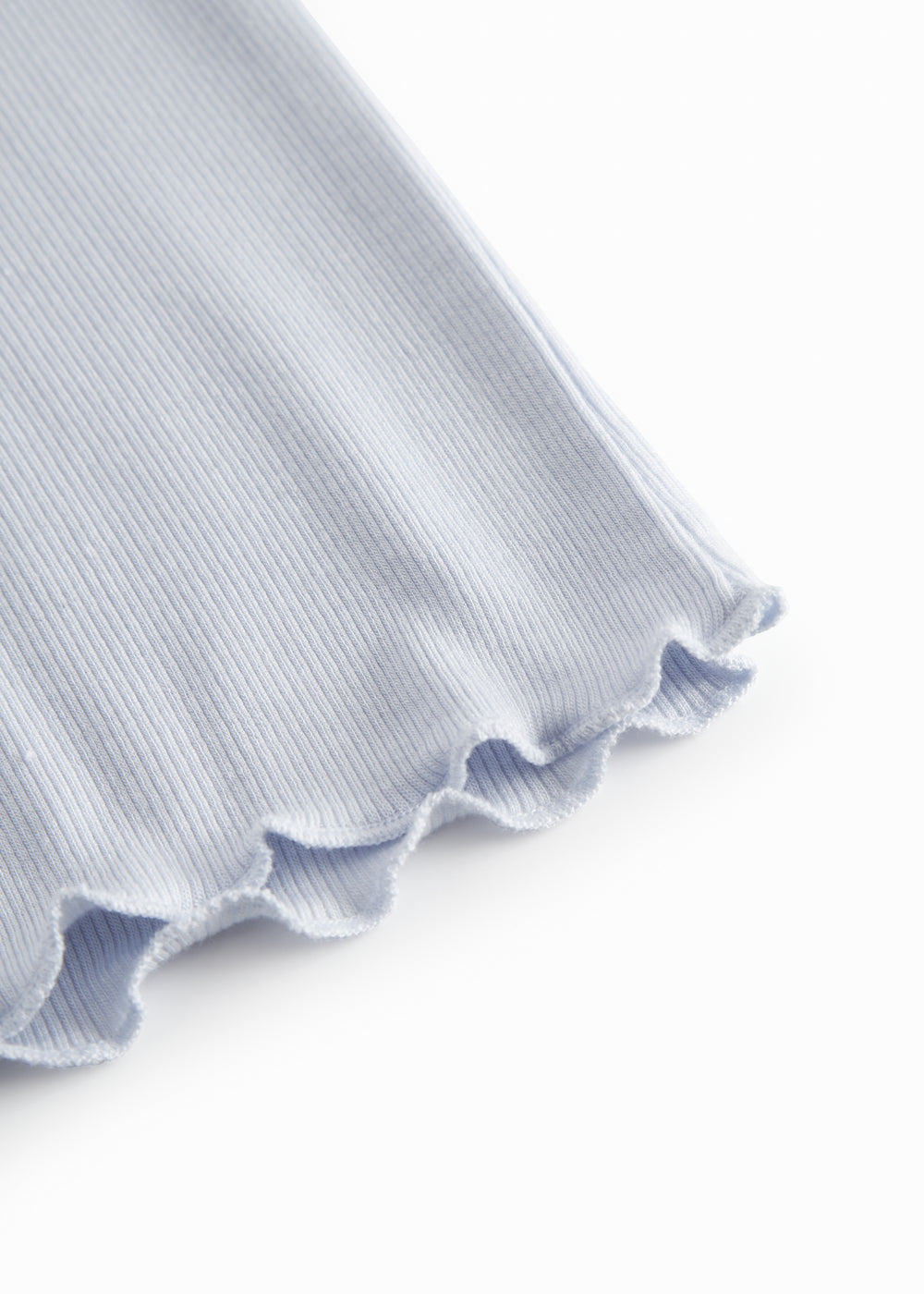 Lyseblå langærmet t-shirt til børn med flæsedetaljer