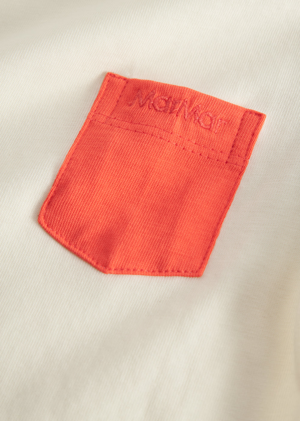 Short-sleeved baby T-shirt in raw white with contrasting sleeves and chest pocket.